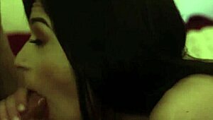 Åh gud, den lilla 18+ bruna styvdottern rider sin styvpappas monsterkuk så hårt! Små tut hoppar vilt!