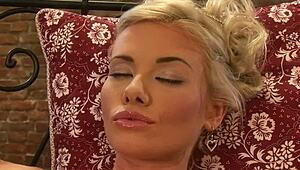 hé, check deze blonde milf slet caylian curtis solo in hakken en lingerie, masturberend haar geschoren kut op camera