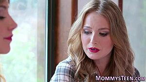 Nuori 18+ lesbo teini 18+ kokee ensikerran tribbingin kypsän milfin kanssa