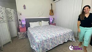 Veja os bastidores com a MILF BBW loira safada Cameron Skye mostrando tetas naturais grandes e buceta apertada molhada