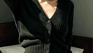 Model Lingerie Comel Tunjuk Seluar Dalam Manis Kaki Kosong