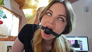 Blonde stiefzus betrapt op webcam biedt strakke kont voor enorme lul diepe keel en cum.