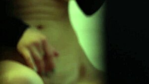 Opsnappet min stedsøster gemt på badeværelset i karantæne spionerer gennem nøglehullet mens hun jagter orgasmen