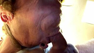 Nonna Carmen Campionessa Pompini Deepthroat da Vicino in Video Casalingo Coppia Matura