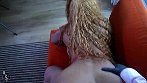 ユムの上司がハンサムな若い18歳の男を見つけ、エボニーのマンコでクーガームーブを解き放つ