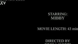 Горячая милфа Мибби принимает огромный хуй глубоко в жопу для жесткого анального траха