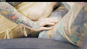 Verlegen goth meid beleeft eerste anaal vingeren en gapen met lesbische punk partner in strakke kut spel