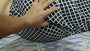 desi huisvrouw duikt in passionele seks met haar oude minnaar thuis