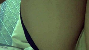 Eu... tipo, fico louco com essa enfermeira peitona F-cup se masturbando sozinha, feromônios pra todo lado