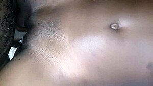 Afrikansk ung 18+ med rakad fitta knullas av polaren i hemmavideo