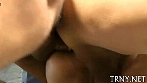 Tror du denna shemale ger upp sin tighta röv för vild action?