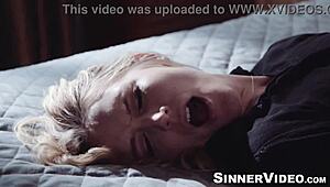 Blonde Mona Wales rider Nathan Bronson i cowgirl-stil med dypthroat og sæd på puppene etter misjonær-knulling