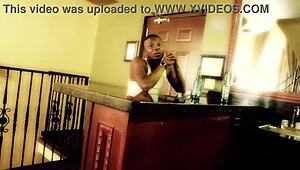 Kan du slikke den store røv før du stikker stor sort pik i Miami Beach luder?