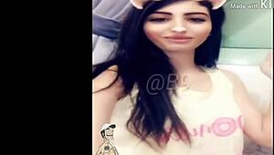 ¡Ey, únete a esta árabe del Golfo mostrando cuerpo en baile casero caliente con tracks shilat!