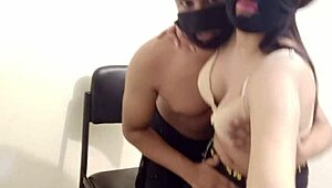 Não acredito como essa dona de casa sexy leva meu pau natural fundo na nossa sessão de foda caseira com maruf e shomana