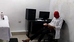 Você Acredita Que Esse Médico Pervertido Começa a Se Masturbar Logo Depois de Tratar Sua Paciente Fofo?