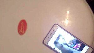 검은 자지에서 정액이 뿜어져 나와요. 열정적인 딕 러버를 위한 로 액션.