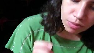 Åh, jag gav honom en snabb blowjob och slickade sen sperman rätt av mina händer vet du