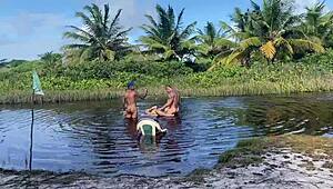 코르노 만소가 아내가 브라질 엉덩이랑 젖은 보지로 다른 남자한테 맨백 박히는 거 보고 눈물 참지 못해