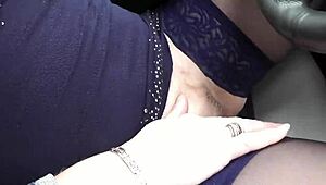 hey tjek det her, jeg er den sexede MILF Frina der stoppede bilen ved vejen for at finger min våde fisse til stærk orgasme 😏
