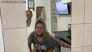 젖은 보지에 세게 박아대며 내부 사정 애원해!