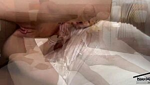 Remaja 18+ berambut perang muda 18+ rasa emosi melimpah semasa diregang oleh kontol hitam besar untuk kali pertama. Dia rasa setiap inci menolak hadnya dalam pertemuan sengit ini.