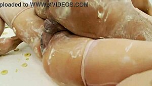 Deze Britse rooie met kleine 18+ tieten en piercings zuigt pik met banaan en slagroom, dan doggy rijden 😜