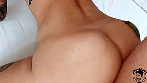 Muskelstærk tjekkisk pornostjerne Mari Galore med store naturlige bryster får hård quickie-sex og røvlikker på Prag-ferie