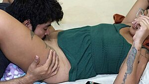 Tatúo esa panochita sexy y rica, la puta paga con creampie profundo en su vagina