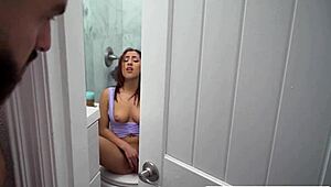 अरे, सौतेली बहन किरा पेरेज़ मस्तरबेट कर रही है फिर डॉगी स्टाइल में राइडिंग और कमशॉट फेशियल