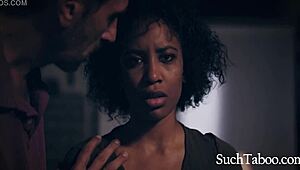 Model Hitam Jilat Pussy Ebony Dalam Tribbing Interracial Kemudian Naik Tetek Besar Dalam Sesi Girl On Girl Yang Menghina