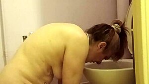 Hey, mate cette milf française esclave en bondage humiliée dehors avec jouets et claques