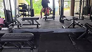 Wow, se hvordan jeg poundede den varme brunette Kel Macettare lige i condo gymmet!