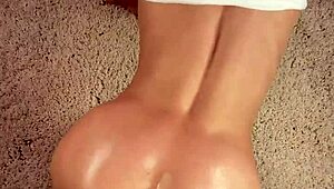 Lieve blondine pakt diepe beuk en dikke facial in pov