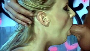 Rakastan antaa kaunista suihinottoa kuten Hannah Harper, syväkurkulla ja kasvoihin siemensuihkulla sängyssä