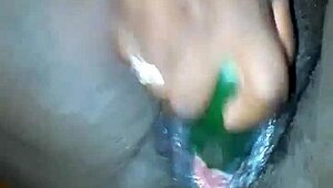 Deze zwangere kut neuken met een dikke komkommer - Nookiecookies teaser