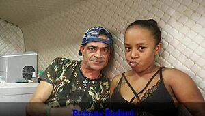 Velho com pauzão estica a buceta da anã dentro do motorhome em movimento, vídeo completo na Red Sheer