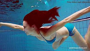 Wow, kolla Martinas blå bikini och tighta fitta under vatten!