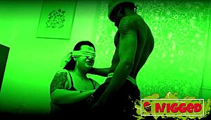 Tá bujná susedka stretla cudzinca v tme na svoj prvý medzirasový rýchly sex