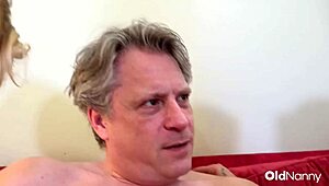 ей, тези две зрели баби с големи цици се редуват да яздят огромен кур в луд триъгълник 😏