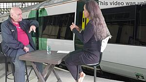 וואו, תראו תצוגה מקדימה עם אגרבס ואולפר משחקים משחק התגרות עם ידיים וזין גדול בחוץ