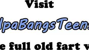 Makea eurobabe kokee intensiivistä nautintoa vanhemman miehen suuresta työkalusta eri asennoissa