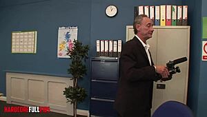 Geile ebony en volborstige brunette delen intense neuksessie op kantoor na hun sollicitatie