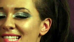 Seksi centrefold prima masivnu ejakulaciju na lice, gutajući svaku kap sperme u ovom ekstremnom blowbangu