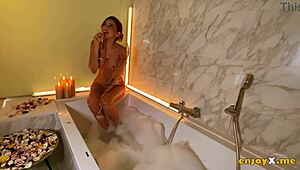 Страстные брюнетка и блонда-лесбиянки ныряют в банную оргию с игрушками