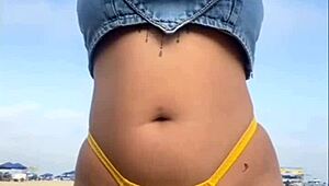 Exibicionista africano provoca excitação na praia ensolarada com movimentos audazes