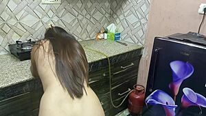 इंडियन सौतेली माँ किचन में बेंट ओवर होकर स्टेपसन को बड़ा अस टिट्स के साथ चोदती है