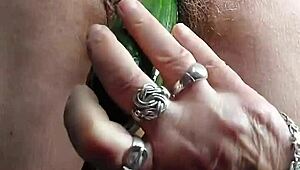 Perché questa nonna tedesca troia infila cetriolo nella figa pelosa vecchia da vera porca? Si scatena selvaggia e sporca