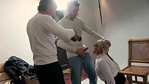 Oh man, deze rijpe cougar neukt een hele groep kerels in wilde orgie - kleren scheuren overal! 🔥💦