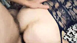 Deze geile milf in amateur homemade POV toont haar kutje van dichtbij.